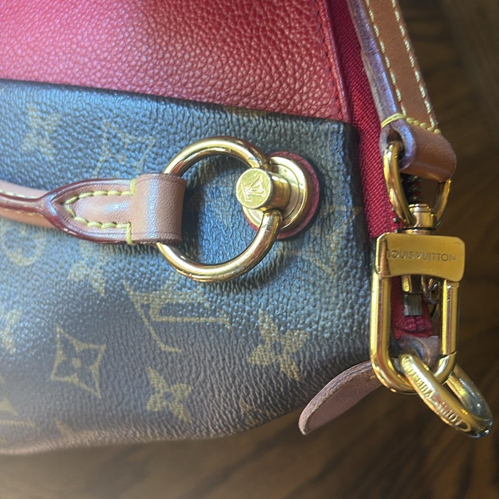 Louis Vuitton V Monogram - Picture 5 of 16